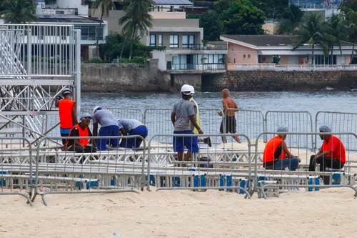 Operários fazem últimos ajustes do palco da Praia de Icaraí