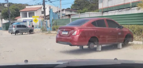 Os veículos tiveram as quatro rodas furtadas enquanto estavam estacionados