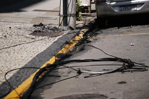 Bombeiros foram acionados para controlar fogo no poste