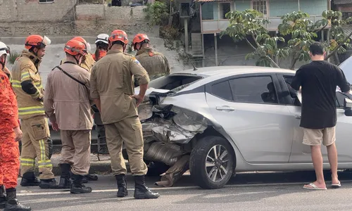 Traseira de um dos carros ficou completamente destruída