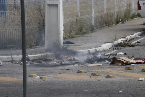 Manifestantes atearam fogo em lixo na Estrada Francisco da Cruz Nunes