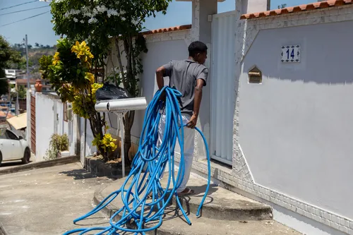 Vizinhos estão compartilhando água que recebem das soluções paliativas