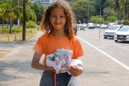 Beatriz, de 11 anos, foi com a mãe e os irmãos Cláudio, Phelipe e Lucas atrás dos doces