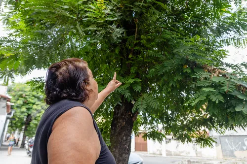 Moradora mostra preocupação com a proximidade das chuvas