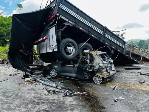 Veículos ficaram completamente destruídos