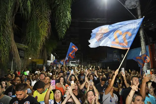 Eleitores fazem a festa em frente à sede do PL, em São Gonçalo