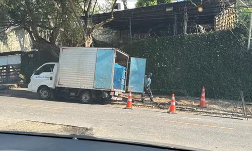 Morador enviou uma foto do momento em que funcionários foram ao local