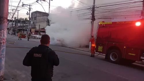 Imagem ilustrativa da imagem Viatura da Polícia Civil pega fogo em frente à delegacia em SG