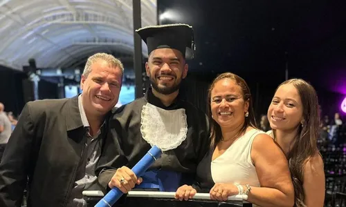 Ao lado do pai, Lorenzo exibe o tão sonhado diploma