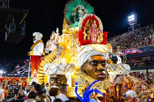 Salgueiro brilhou com um desfile cheio de cores, explorando crenças africanas e cultura popular carioca