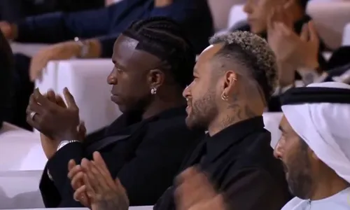 Vini Jr. estava ao lado de Neymar na premiação