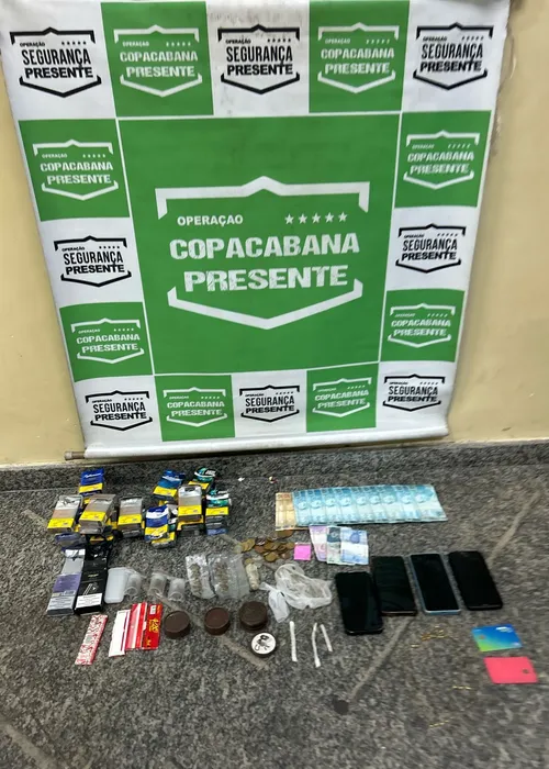 Os suspeitos, junto dos materiais apreendidos foram encaminhados à 12ª DP, em Copacabana