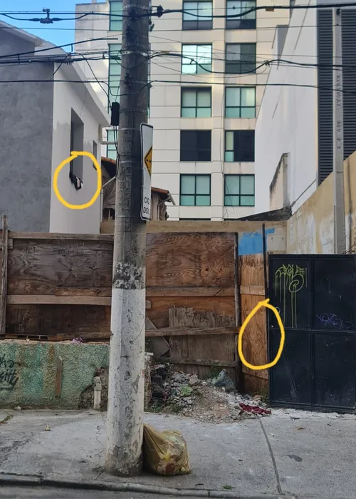 As roupas deixadas no local pelos invasores e o portão sem o cabo que o mantém fechado