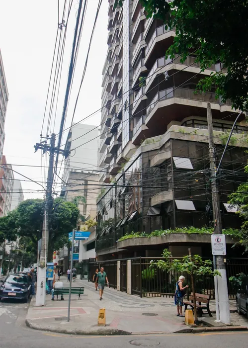 No prédio onde tudo aconteceu, o silêncio toma conta