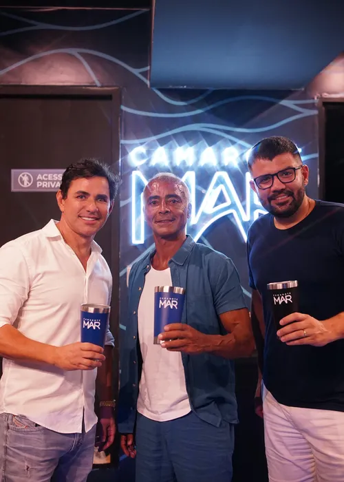 Marcelo. Viana (E) recebe Romário