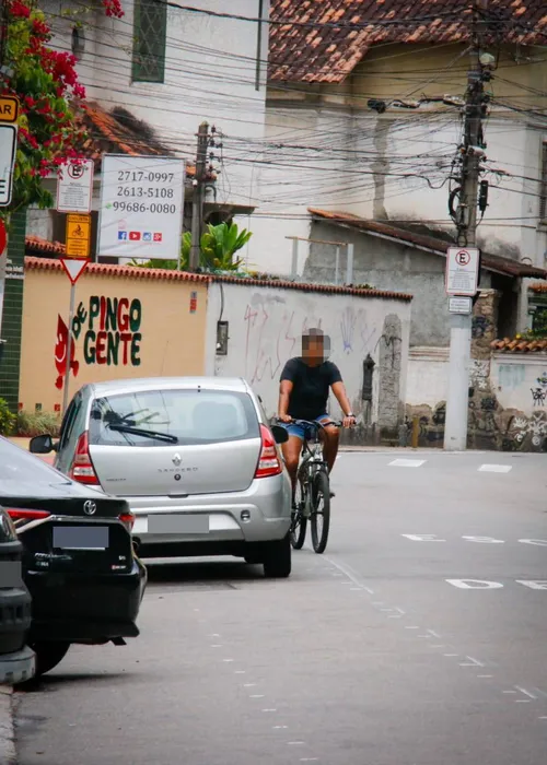 Carros dividem espaço com ciclistas em plena ciclovia