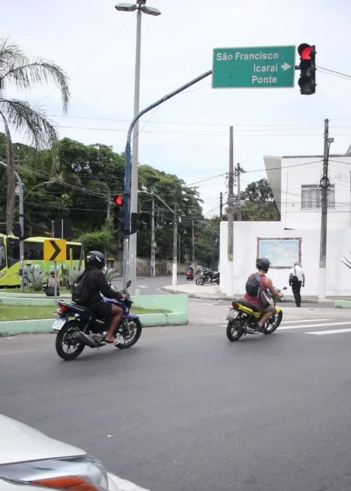 Motociclistas também ultrapassam