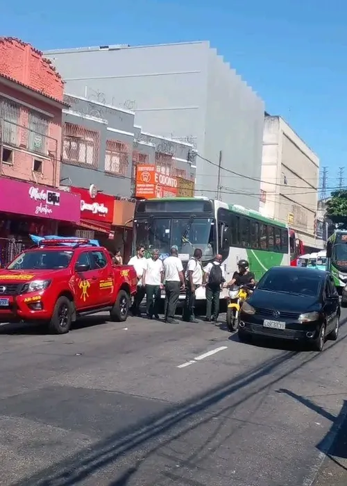 Populares se reuniram para tentar levantar o ônibus enquanto aguardavam a chegada do socorro