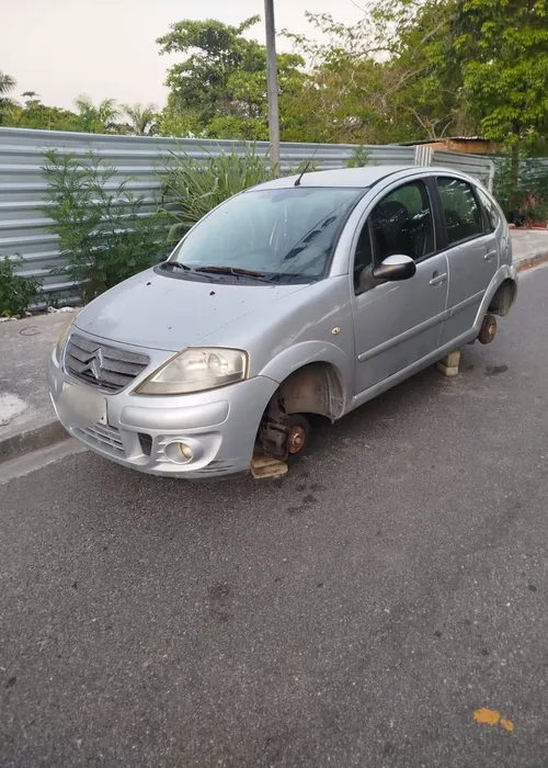 Carro alvo de furto estacionado em cima de blocos de concreto