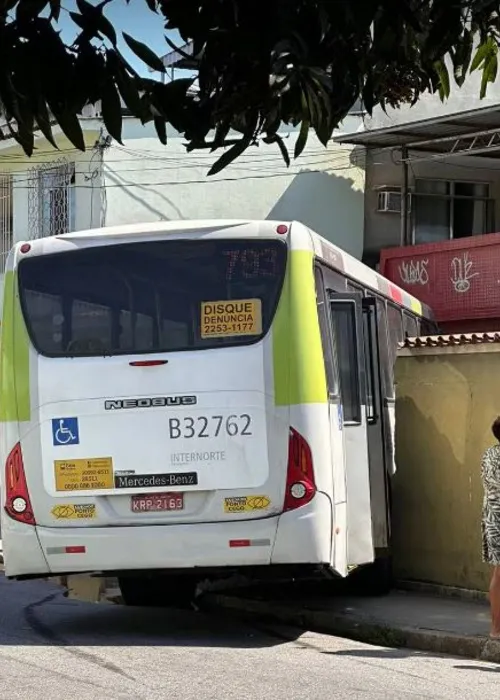 Imagem ilustrativa da imagem Ônibus derruba muro e vai parar em quintal de casa no Rio