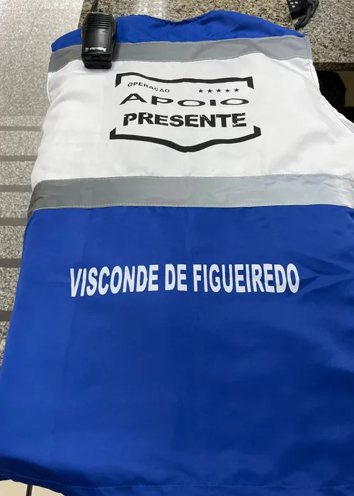 Colete tinha cores e características que imitavam o uniforme oficial