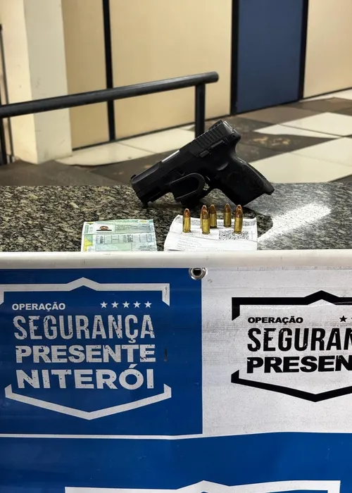 Pistola foi apreendida pela polícia