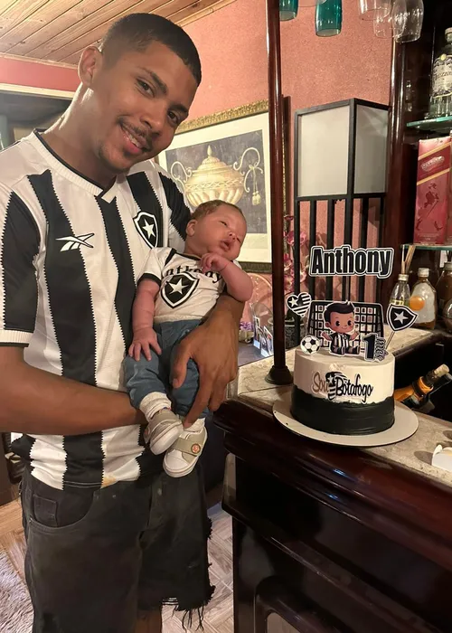 Ele deixa o filho Anthony, de 2 meses