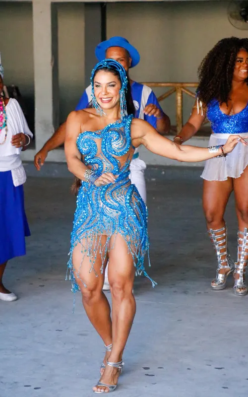 Musa fitness Monique Rizzeto faz estreia como rainha de bateria