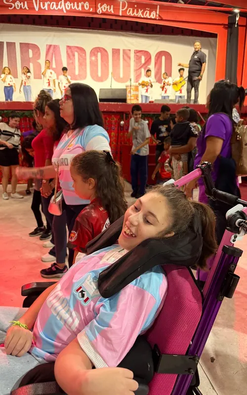 A adolescente Alana, de 16 anos, está pronta para participar do desfile
