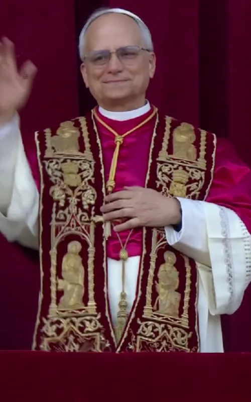Robert Francis Prevost é apresentado como Leão XIV, o primeiro papa americano