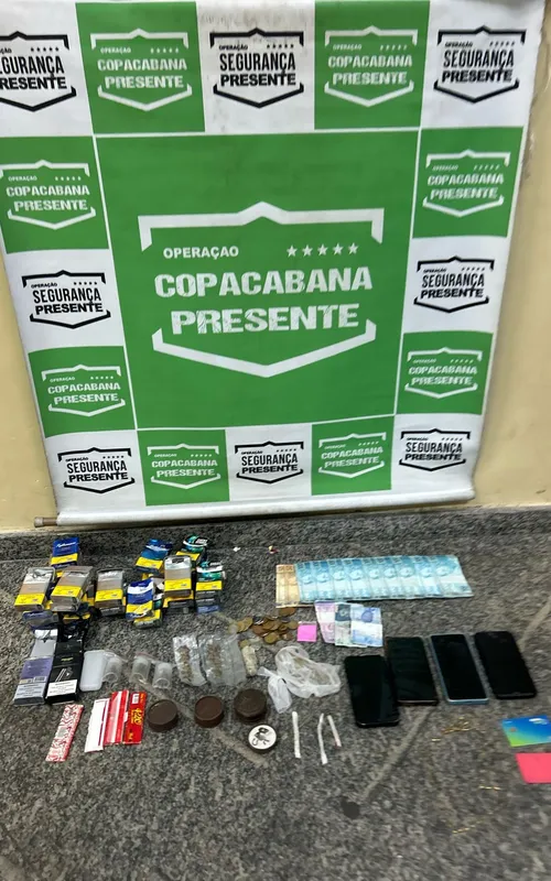 Os suspeitos, junto dos materiais apreendidos foram encaminhados à 12ª DP, em Copacabana