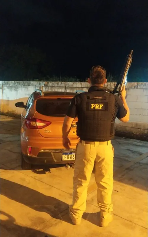 Carro clonado tinha registro de roubo, segundo a PRF