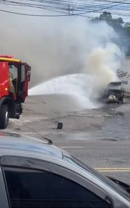 Carro foi completamente consumido pelas chamas