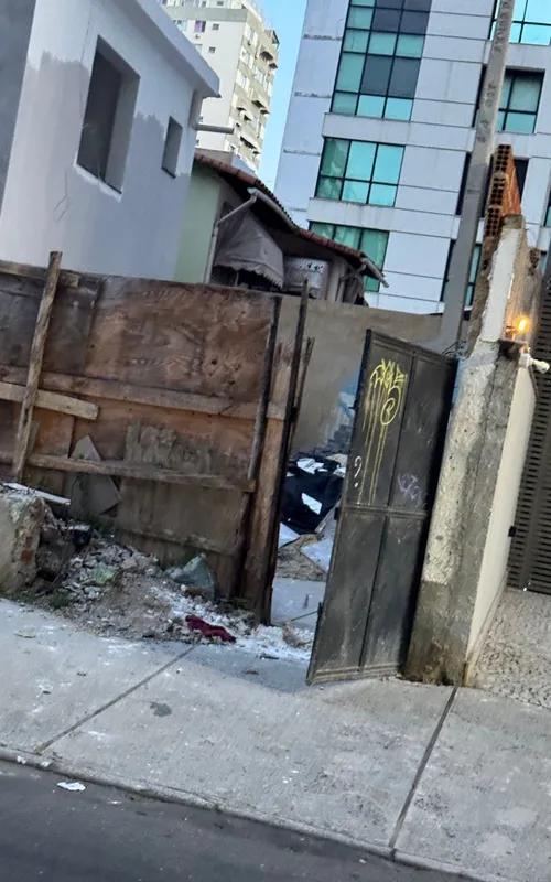 O portão aberto pelos invasores