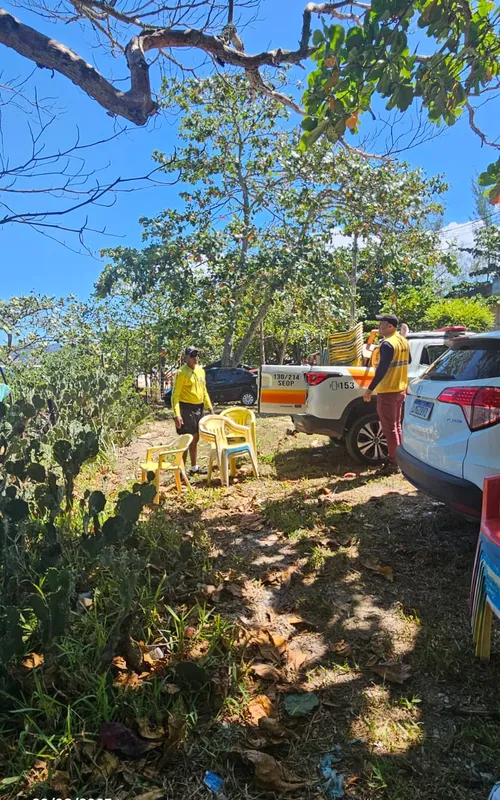 Mesas e cadeiras também foram encontradas em área de restinga