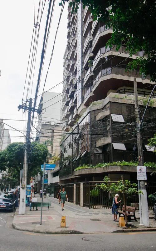 No prédio onde tudo aconteceu, o silêncio toma conta