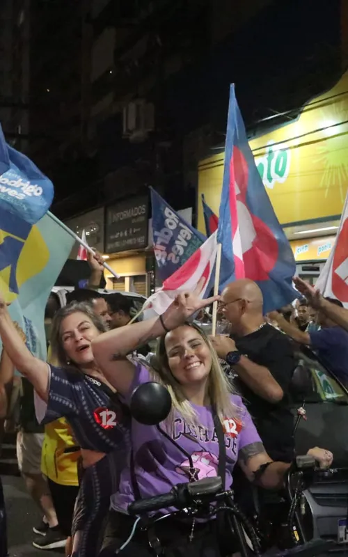 Eleitores festejam o resultado do segundo turno