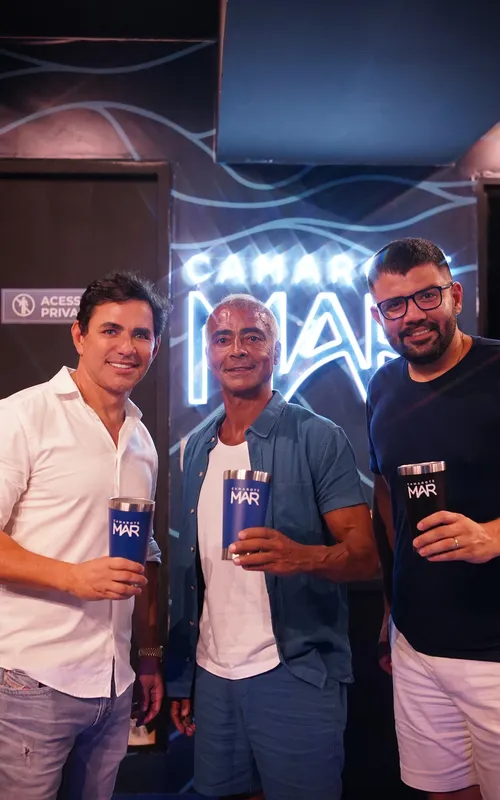Marcelo. Viana (E) recebe Romário