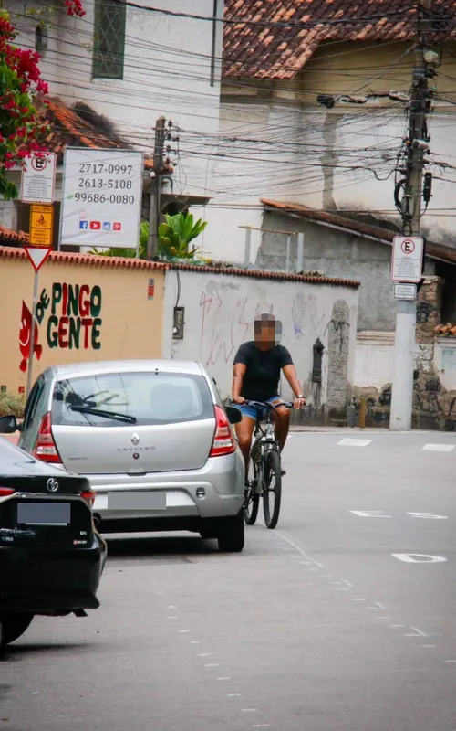 Carros dividem espaço com ciclistas em plena ciclovia