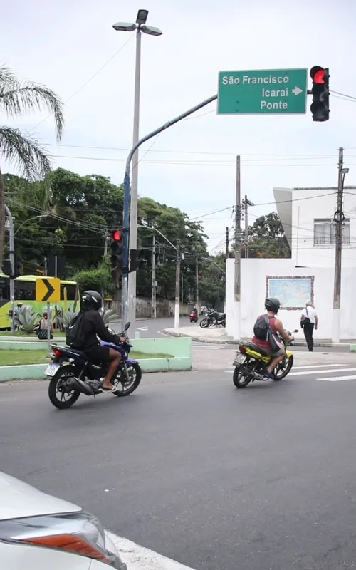 Motociclistas também ultrapassam