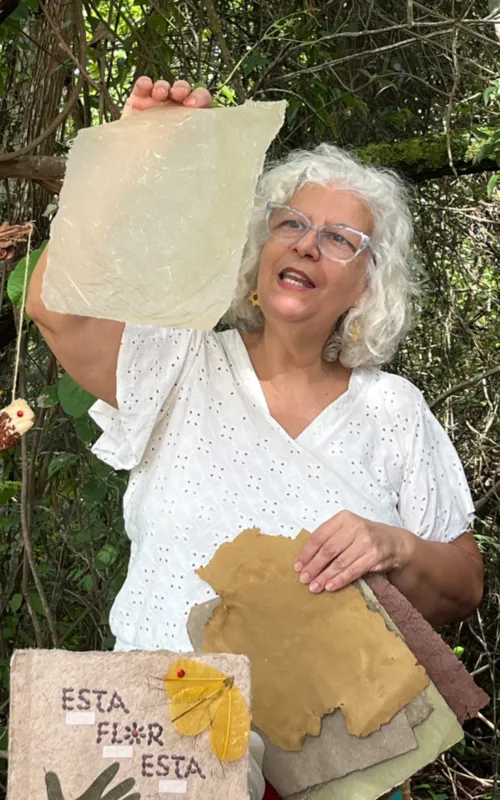 As folhas usadas não foram arrancadas da natureza, mas recolhidas, segundo a autora
