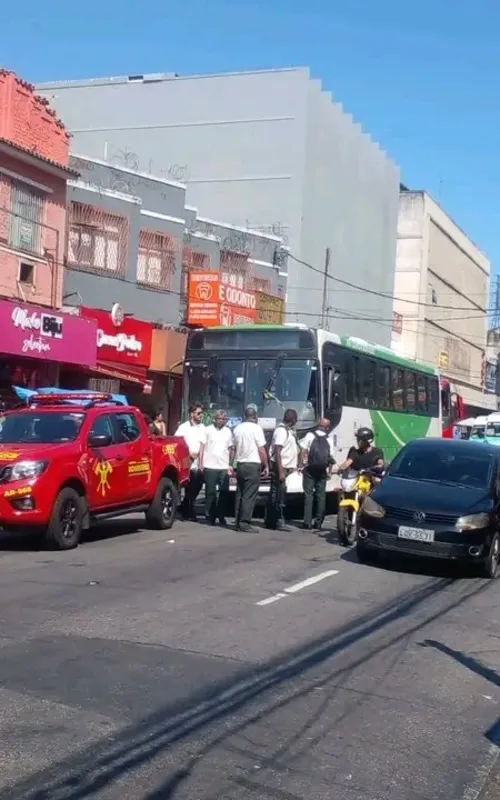 Populares se reuniram para tentar levantar o ônibus enquanto aguardavam a chegada do socorro