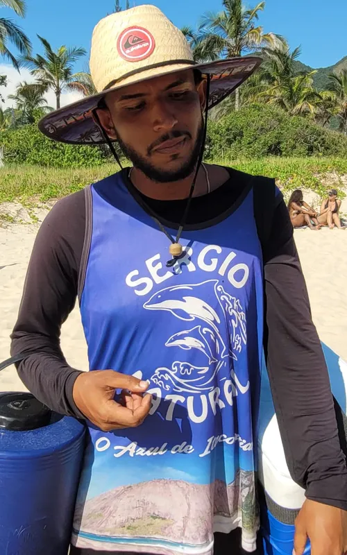 Para David Guimarães, vendedor de sanduíches, as ondas altas não afetam, suas vendas