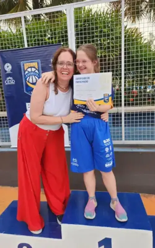 Marta Avancini e a filha Zoe após competição de basquete em 2024