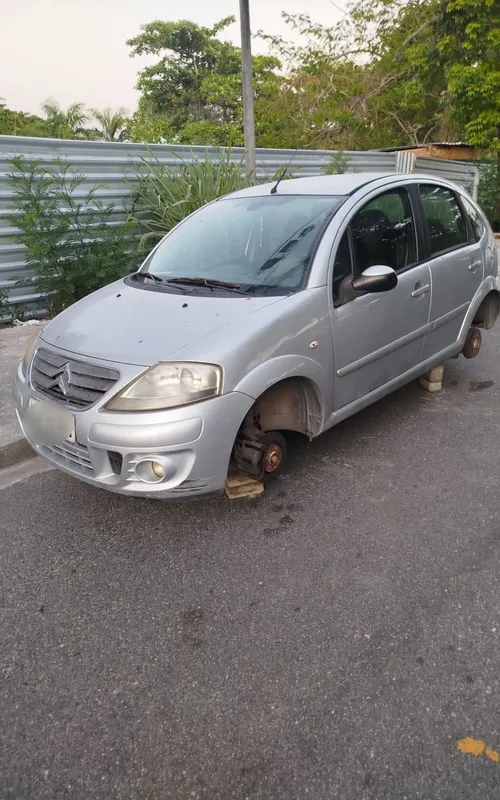 Carro alvo de furto estacionado em cima de blocos de concreto