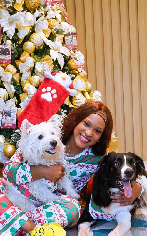 Rebeca Andrade ao lado de seus cachorros Snow e Aslan
