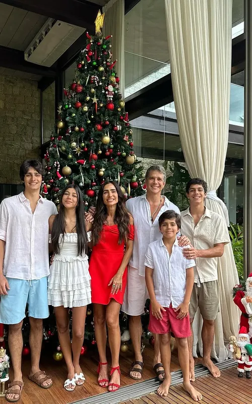 Marcio ao lado da esposa e dos filhos