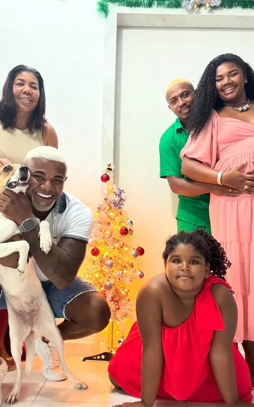 Davi Brito ao lado da mãe, da irmã e o cunhado e a irmã caçula