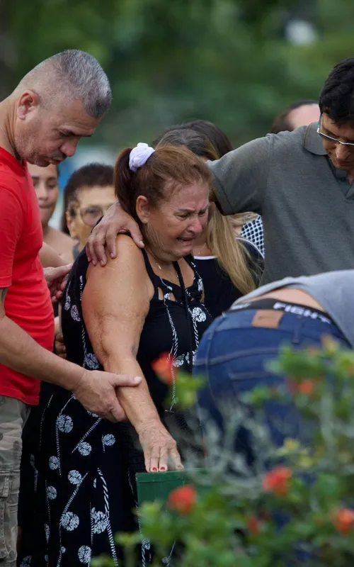 Mãe de Andrea precisou ser amparada durante o sepultamento