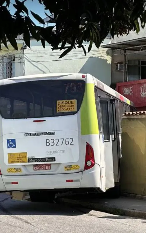 Imagem ilustrativa da imagem Ônibus derruba muro e vai parar em quintal de casa no Rio